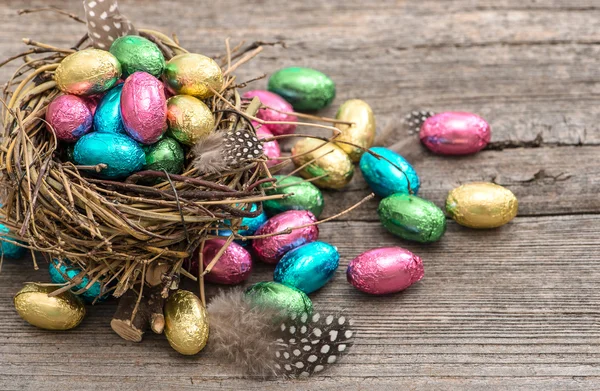 Húsvéti Csokoládébol készitet tojások a fészekben. — Stock Fotó