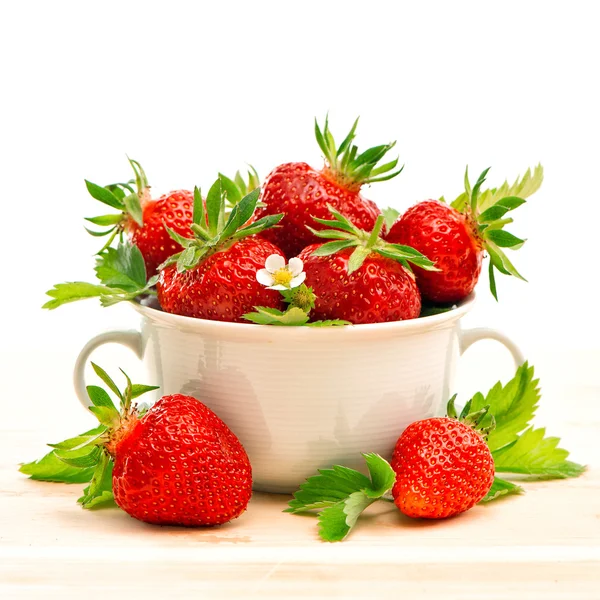 Fresas con hojas verdes frescas y flores — Foto de Stock