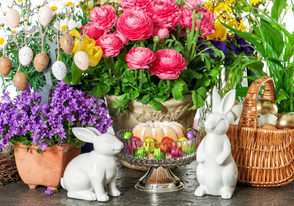 Pasen taart, bloemen, eieren en bunny. — Stockfoto