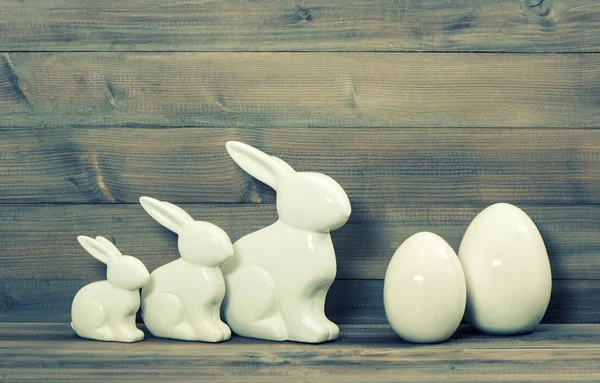 Påskharar och vita keramiska ägg — Stockfoto