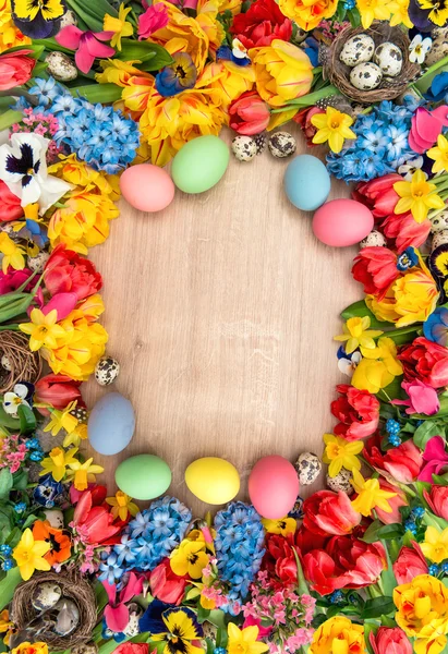 Pasen decoratie met Lentebloemen — Stockfoto