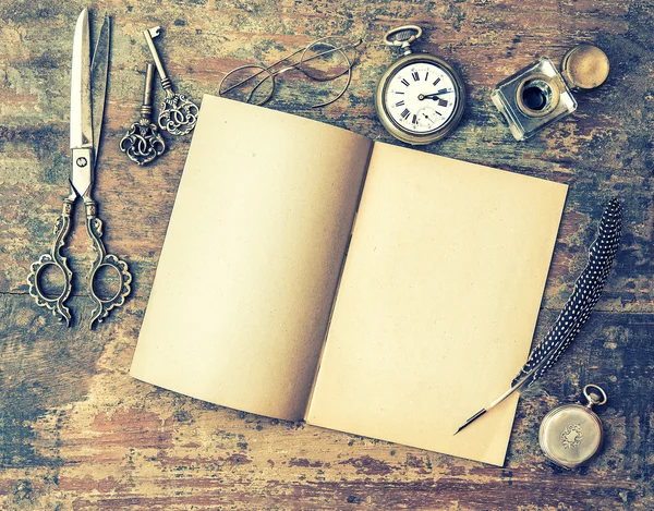 Open book and antique writing tools — Stock Photo, Image