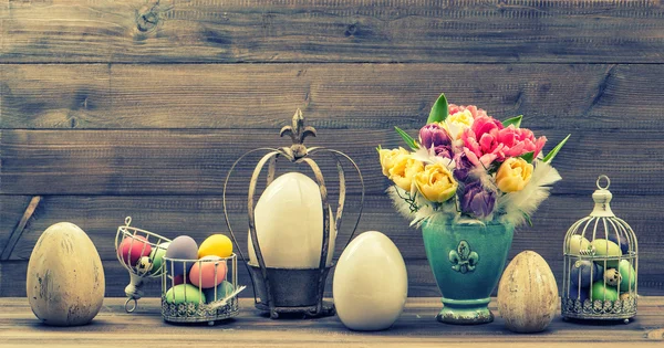 Bodegón de estilo retro con flores de tulipán y huevos de Pascua. Vinta. — Foto de Stock