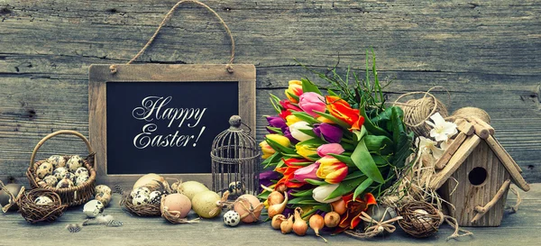 Decoración de Pascua con huevos y flores de tulipán. Estilo retro tonificado —  Fotos de Stock