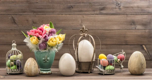 Decoración vintage con flores de tulipán y huevos de Pascua. Tetona retro — Foto de Stock