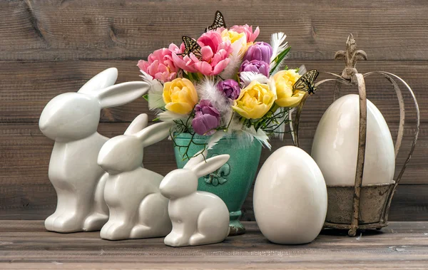 Easter decoration with tulip flowers, eggs and bunny — 图库照片