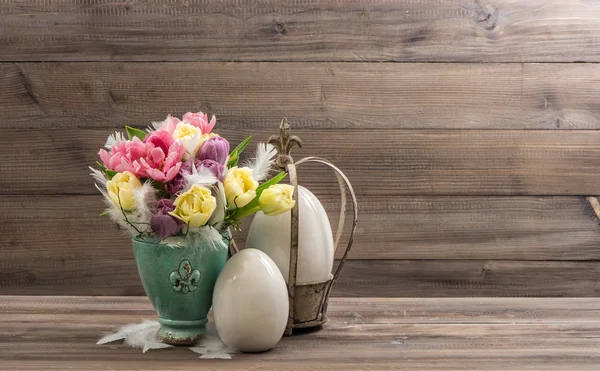 Flores de tulipán de primavera y decoración de huevos de Pascua vintage — Foto de Stock