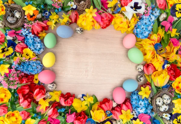 Décoration de Pâques avec des fleurs de printemps et des œufs colorés — Photo