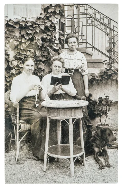 Eredeti vintage fotó. Három érett nő portréja. Régi kép — Stock Fotó