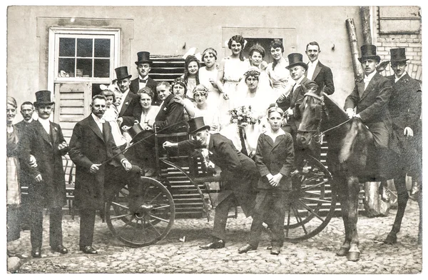 Antyczne ślubne zdjęcie z ludźmi w odzież vintage — Zdjęcie stockowe