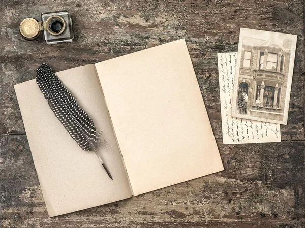 Livre ouvert, outils d'écriture vintage plume et encrier — Photo