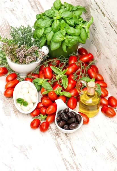 Fresh herbs basil, tomatoes, mozzarella and olive oil. Healthy f — Stock Photo, Image