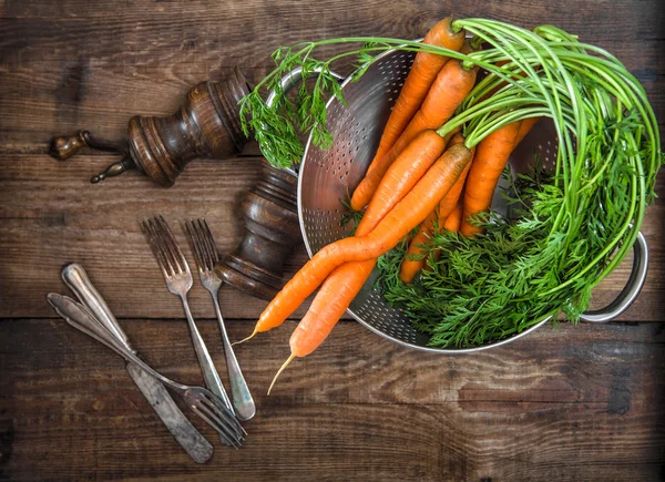 Raíces de zanahorias con hojas verdes. Hortalizas. Comida de estilo vintage c — Foto de Stock