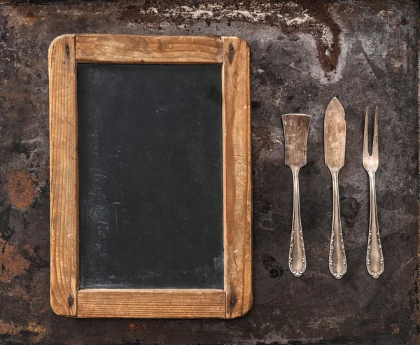 古董银餐具和黑板为您的文本。复古风格 — 图库照片