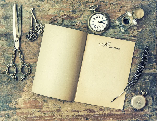 Pagina di carta e strumenti di scrittura vintage. Ricordi. Stile retrò — Foto Stock