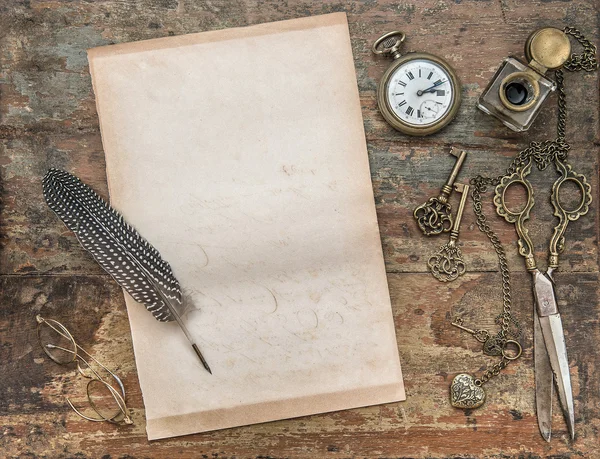 Carta de papel con herramientas de escritura vintage. Pluma pluma y tintero —  Fotos de Stock