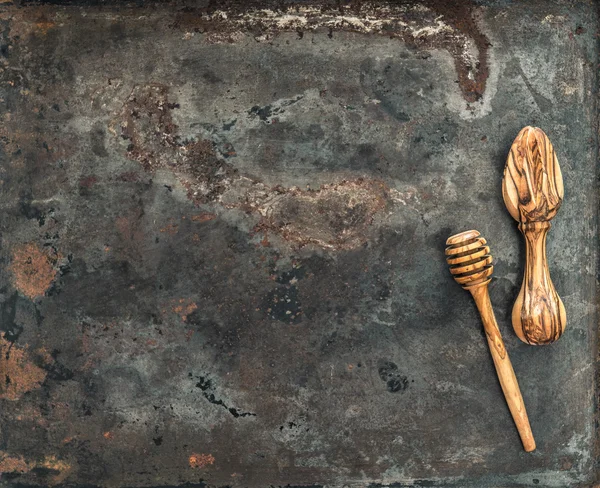 Utensílios de cozinha de madeira no fundo placa de metal enferrujado — Fotografia de Stock