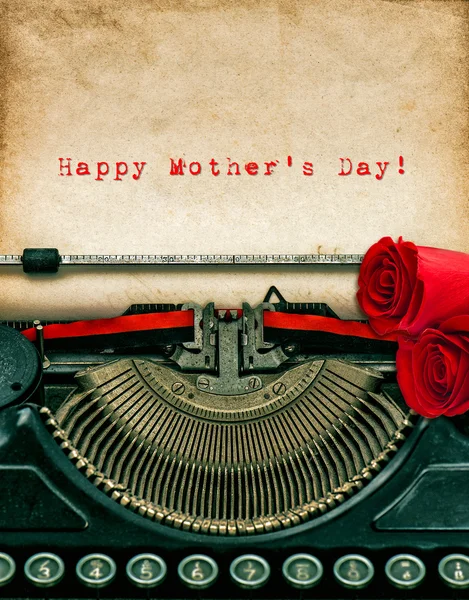 Máquina de escribir vintage y flores de rosa roja. Feliz Día de las Madres —  Fotos de Stock