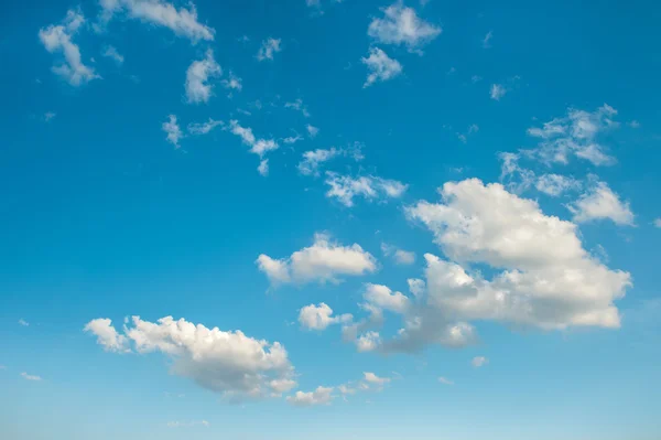 白い雲と青空。自然背景 — ストック写真