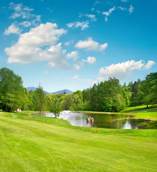 Golf alan. Yeşil çim ve güzel mavi gökyüzü manzara — Stok fotoğraf