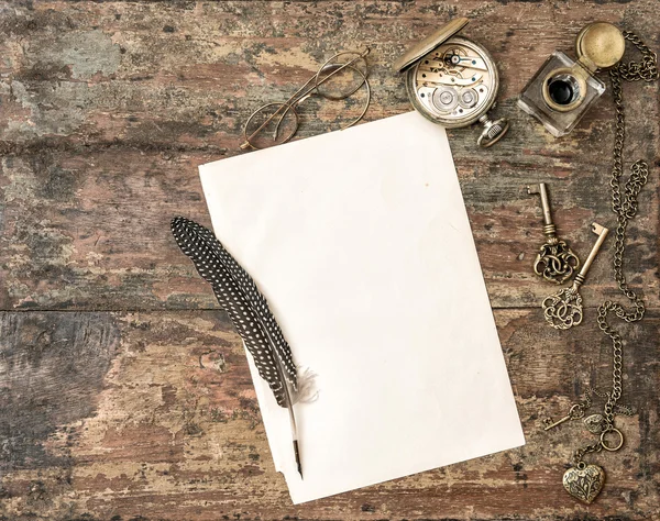 Libro abierto y accesorios de escritura barroca. Pluma pluma y tinta —  Fotos de Stock