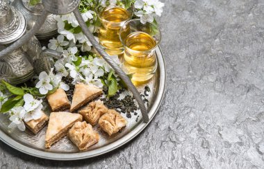 Çay ve ot. Oryantal gümüş sofra. Çiçek dekorasyon