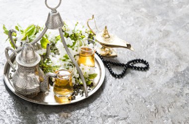 Çay bardakları, oryantal gümüş sofra, Arap fener ve rosa