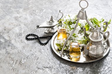 Çay gözlük ve pot, Arap fener ve tespih. İslami tatil