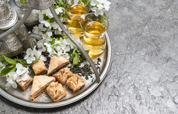 Tazas de té y olla. Vajilla de plata oriental. Decoración flores — Foto de Stock