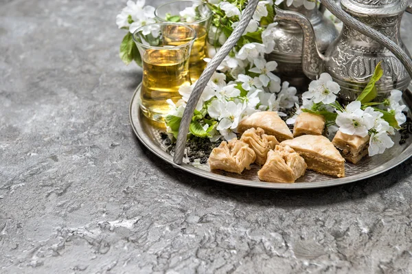 Tè verde e dolci tradizionali baklava. Oggetti per la tavola orientali — Foto Stock