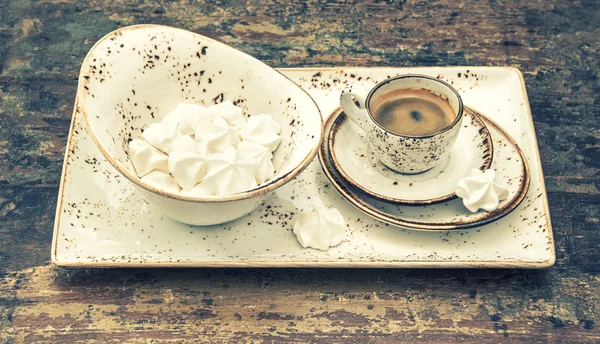 Kopje espresso koffie met meringue cookies. Vintage tafelgerei — Stockfoto