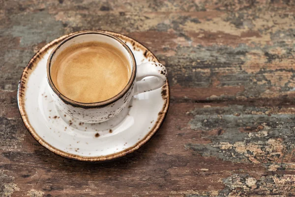 Taza de café negro sobre fondo de madera — Foto de Stock