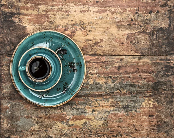 Xícara azul de café preto no fundo de madeira — Fotografia de Stock