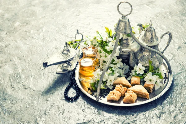 Teáskanna és a szemüveg, keleti gyönyör baklava. Iszlám ünnepek — Stock Fotó