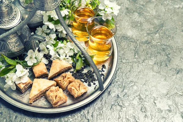 Vasos de té y olla, galletas tradicionales baklava. Holida islámica —  Fotos de Stock
