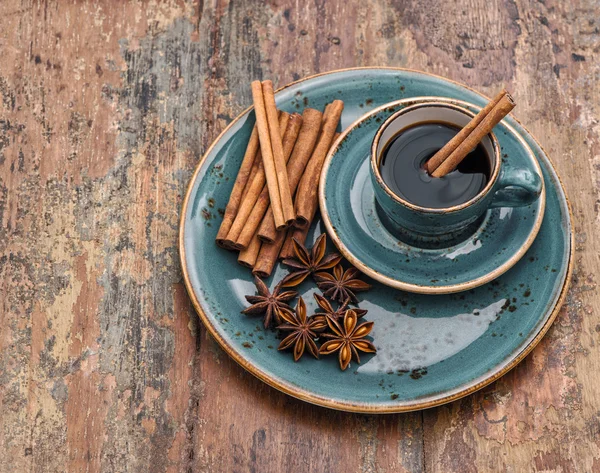 Cup of black coffee with cinnamon and star anise spices — Stock Photo, Image