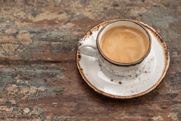 Taza de café negro sobre mesa de madera — Foto de Stock