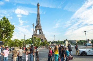 Turistler ünlü Eyfel Kulesi yakınında sokakta