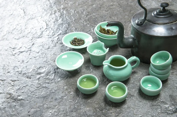 Посуда для традиционной азиатской чайной церемонии. Чайник над чашками — стоковое фото