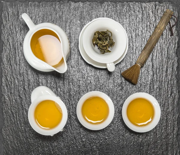 Tetera y tazas blancas. Ceremonia tradicional del té chino — Foto de Stock