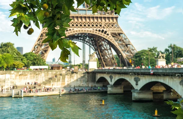 Rio Sena e Torre Eiffel em Paris França — Fotografia de Stock