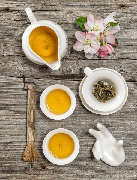 Tetera y tazas. Utensilios para la ceremonia tradicional del té chino — Foto de Stock