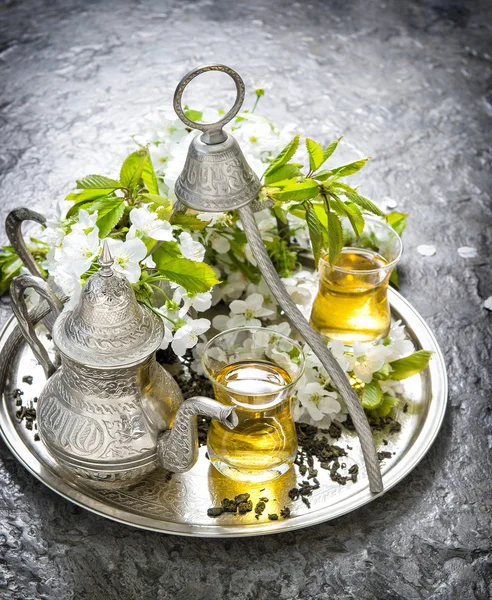 Vasos de té y marihuana. Decoración de fiestas orientales. Estilo vintage — Foto de Stock