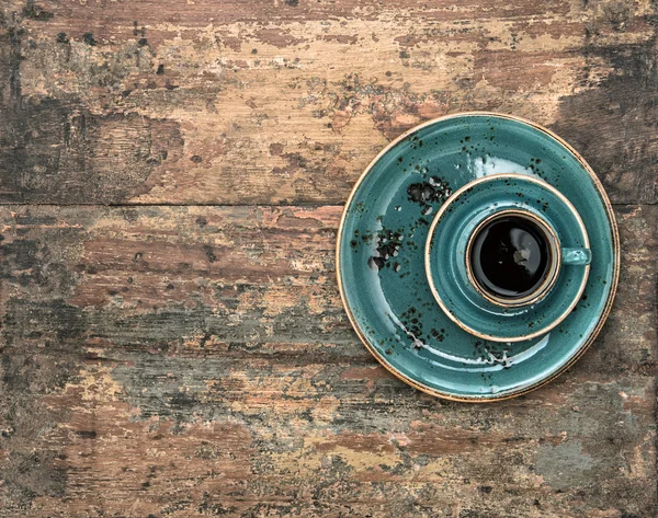 Tazza di caffè nero su sfondo di legno. Stile vintage — Foto Stock