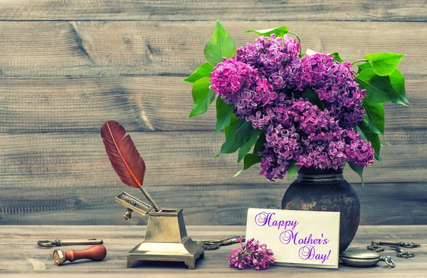 Stillleben mit fliederfarbenen Blumen und antiken Accessoires. Jahrgänge — Stockfoto