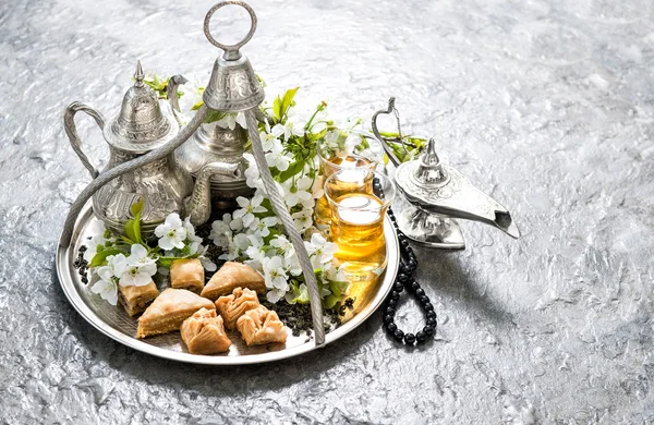 Herbata, tradycyjne orientalne przysmaki bakławę. Islamskie święta dec — Zdjęcie stockowe