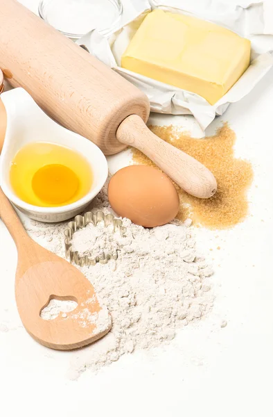 Ingredientes para hornear huevos, harina, azúcar, mantequilla. utensilios de cocina —  Fotos de Stock