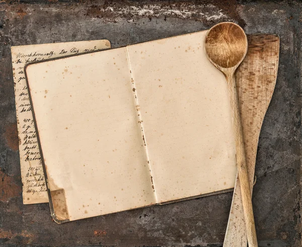 Livro de receitas escrito à mão vintage e utensílios de cozinha antigos — Fotografia de Stock