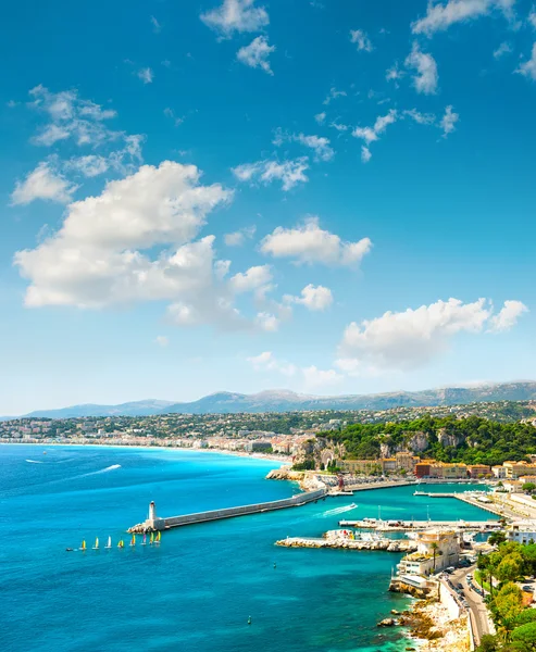 Mooie stad, Frankrijk. Azuurblauwe zee en perfecte zonnige blauwe hemel — Stockfoto