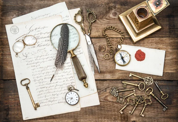 Artículos de oficina antiguos, accesorios de escritura y llaves antiguas — Foto de Stock